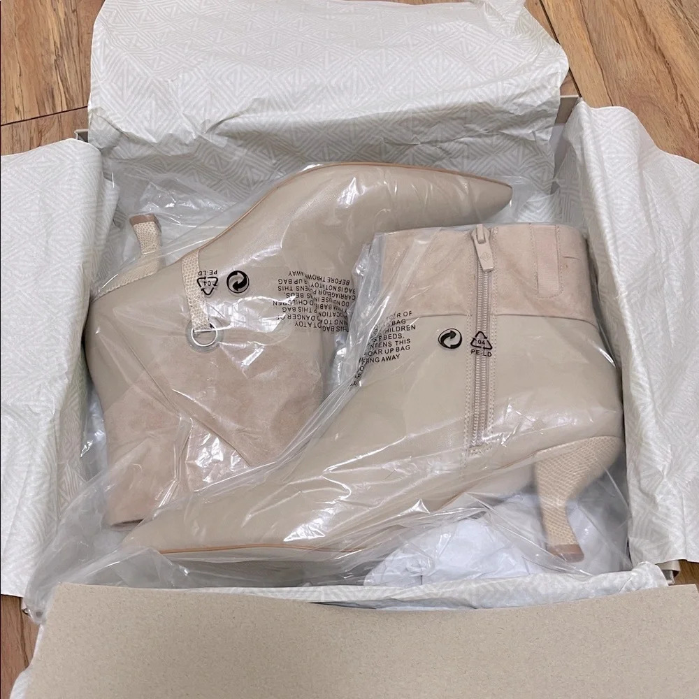 NIB DONALD PLINER Cindia Leather Bootie in Sand